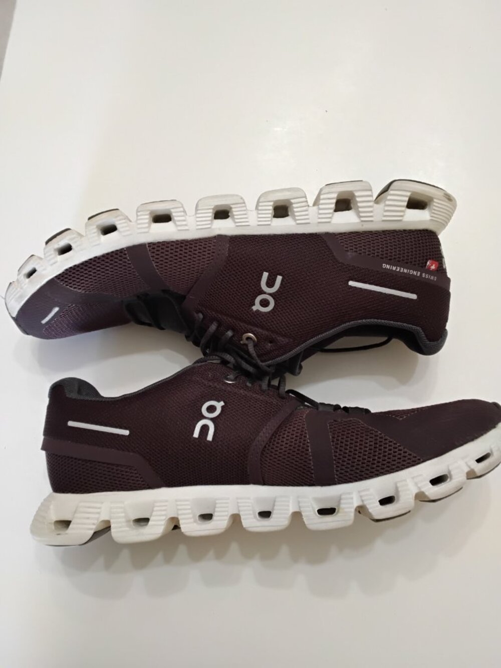 On Cloud 5 "Mulberry / Eclipse" Women's US 9.5 - Excellent Pre owned Condition